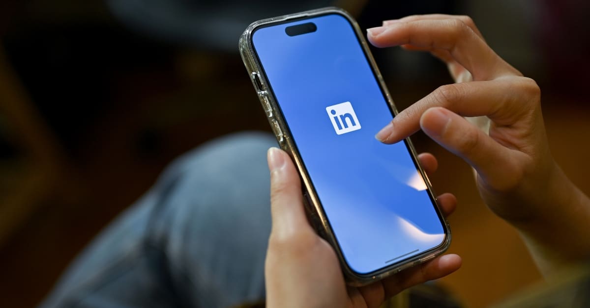 Using LinkedIn at a Peoria Local Cafe Using LinkedIn at a Peoria Local Cafe